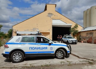 Полицейските служители пред склада
