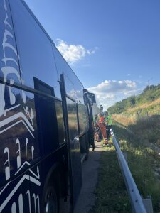 Автобус с деца аварира на АМ „Тракия“, полицаи се притекоха на помощ 1 Аварирал автобус