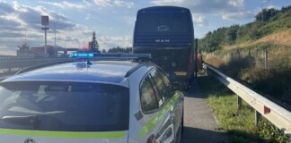 Автобус с деца аварира на АМ „Тракия“, полицаи се притекоха на помощ