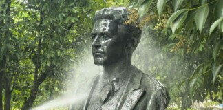 Паметникът на Левски в Бургас заблестя за 189-ата годишнина от рождението му