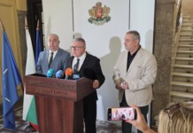 Червен флаг в Свети Влас: Временно забраниха къпането на плаж "Изток"
