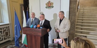Червен флаг в Свети Влас: Временно забраниха къпането на плаж "Изток"