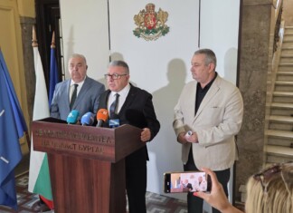Червен флаг в Свети Влас: Временно забраниха къпането на плаж "Изток"