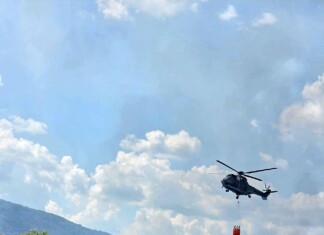 Хеликоптер се включи в гасенето на големия пожар на изхода на Асеновград Хеликоптерът