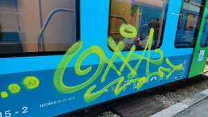 Първи случай на вандализъм по нова мотриса „Шкода“ 1 Изрисуваната мотриса