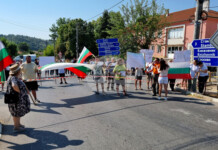 Жители на хасковско село блокираха републикански и общински път заради изграждането на фотоволтаичен парк Протестът