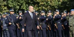 Румен Радев към випускниците на ВВВУ „Георги Бенковски“: Днес вие се посвещавате на святата мисия да гарантирате въздушния суверенитет на Родината 1 Румен Радев