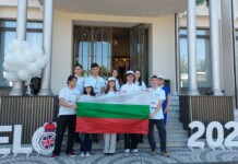Българските ученици с първо място и 10 медала на Международната олимпиада по английски език Българският отбор