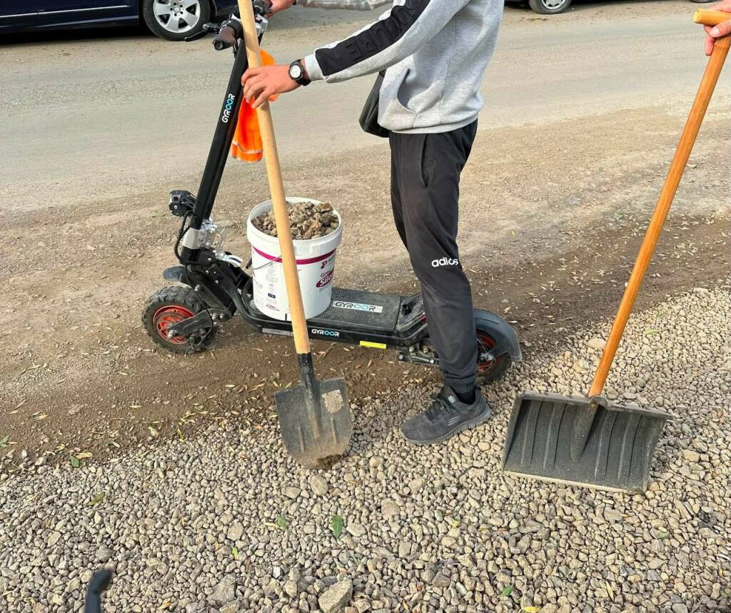 Граждани запълват дупки