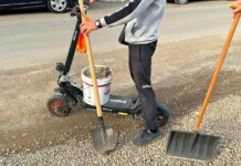 Жители на Сарафово взеха лопатите и започнаха сами да запълват дупките по улицата Граждани запълват дупки