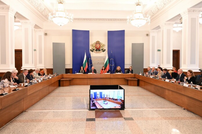 Заседание на НСТС Нова формула за минималната заплата разпали спор между синдикати и бизнес