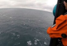 Подновява се издирването на моряците от поразения кораб „HS Dignity“ Подновява се издирването на моряците от поразения кораб „HS Dignity“