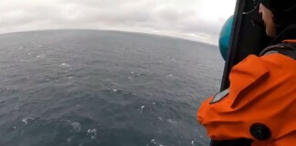 Подновява се издирването на моряците от поразения кораб „HS Dignity“