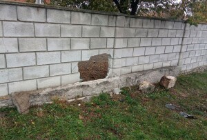 14-годишен подкара колата на баща си в Разградско и се заби в ограда на къща 1 Щетите